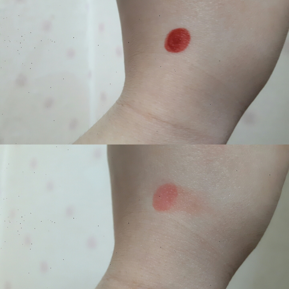 손등에 소량 발색 해 봤어요, 쨍한 발색이 너무 마음에 들어요.
사진 촬영하자마자 물티슈로 쓱 닦았는데 우수한 착색에
그 색도 오렌지(코랄?)라 웜톤분들에게 희소식입니다!!!
(때 밀듯 물티슈로 닦아내니 거의 다 지워졌지만 아직 다 안지워짐)