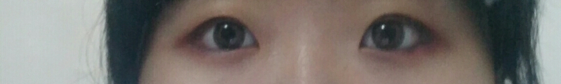 5.속눈썹과 가깝게 블랙라이너로 그려주세요.
6.눈동자 중심으로 밑 가운데 조그만한 점을 그려주세요.