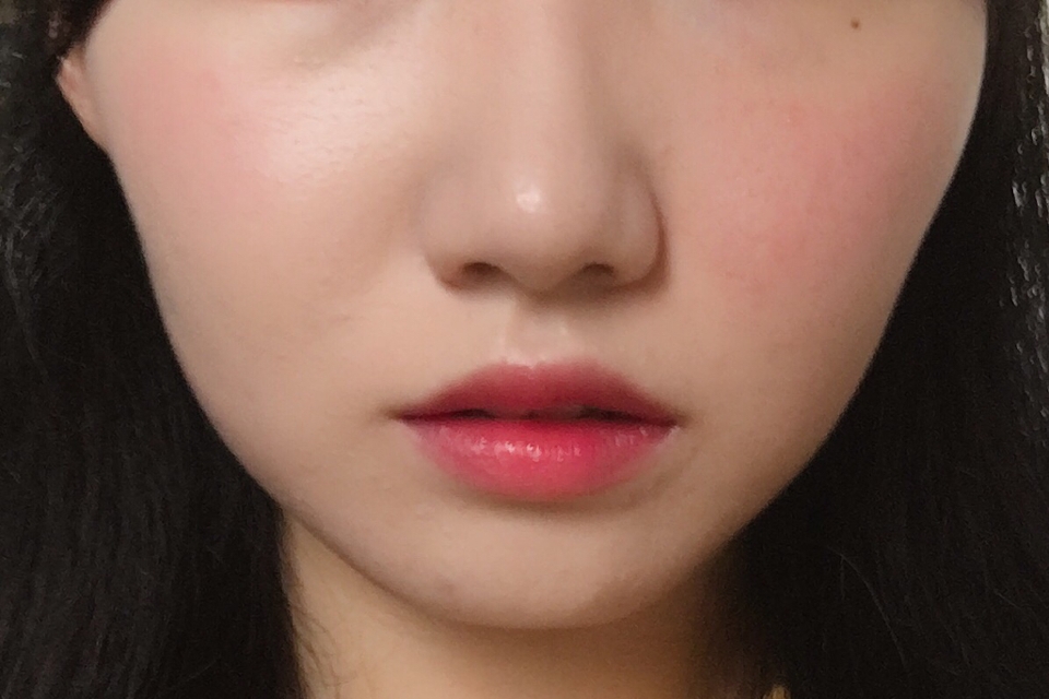 (여기서부터는 왼쪽 광대쪽 붉은기는 블러셔에요)

요롷게 보시면 확실히 커버력과 피부광표현이 우수하다는게 보이시죠?


개기름 같은 유분광이 아니라, 정말 피부 속에서 차오르는 듯한 자연스러운 광이라 더욱 예뻤어요👏🏻👏🏻