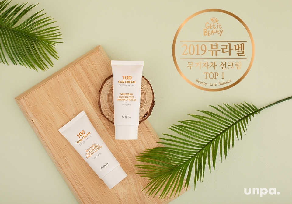 닥터올가 100 선크림은 100% 자연 유래 성분에
유기농 알로에베라잎즙을 듬뿍 넣어 순딩함 그 자체♥
논나노 무기자차로 피부에 흡수될 걱정도 없어!
진정 효과에 피부를 보호해주니 초민감 피부도 OK
