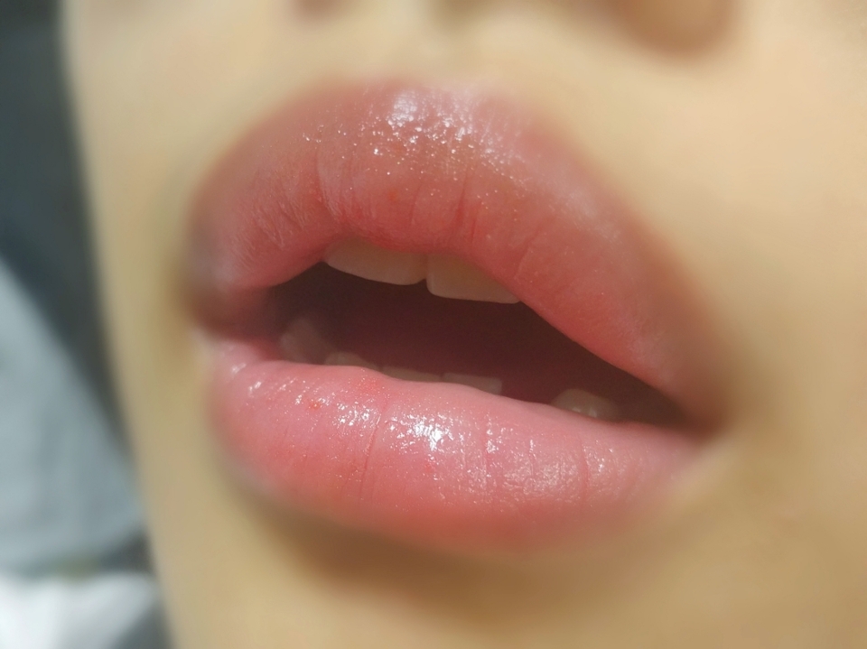 원하는 발색감이 안나와서 비슷한 컬러의 mlbb 틴트로 베이스를 깔고 발라봤어요

아까보단 확실히 색이 있죠?



생각했던것보다 발색은 연하고👇,  펄은 많더라구요👆

엄청기대했던 제품이라 조금은 아쉽네요!