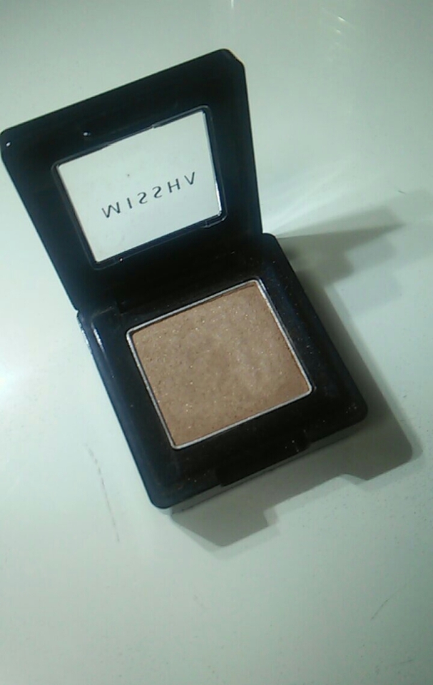 마지막 웜톤 섀도, 미샤 모닝커피 입니다(조명 사용)
얘는 워낙 유명한 아이죠?
맥의 소바 저렴이로 알려지고 미샤의 베스트 셀러이기도 합니다!!
잔잔한 펄이 들어간 음영 섀도에요