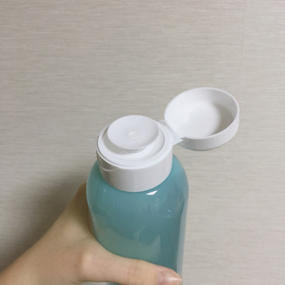 양도 많고 저렴하게 구매해서 좋았지만,
살짝 불편했던 게 저는 스킨팩을 자주해서 얇은 화장솜을 사용하는데 
용기 입구가 펌프식이라서 좀 불편하더라구요😅