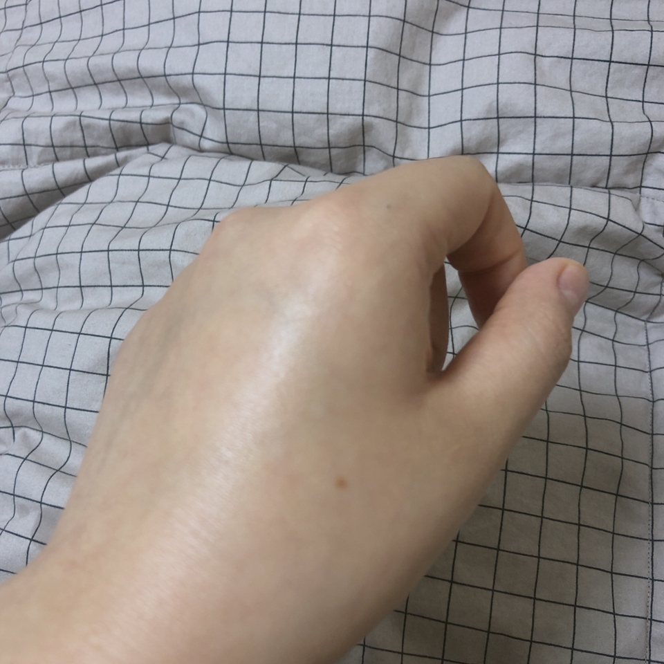 손에 펴발라보았습니다! 유분감이나 끈적임이 전혀 느껴지지 않았고, 담백하게 마무리되는 느낌이였어요!