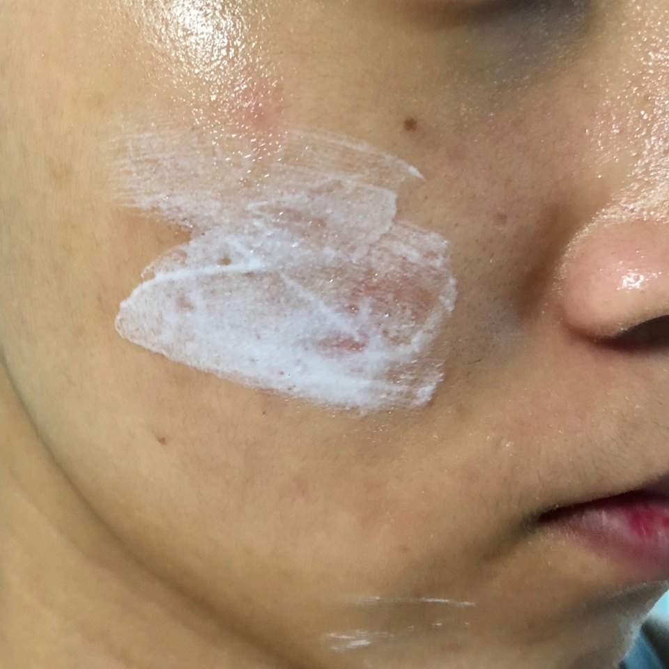 뭉치지도 않는 제형이라 바르기 수월해요!