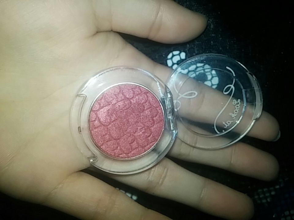 🌸알싸한 와인 버건디
핰 ...💓버건디 섀도우 중에선 이게 갑 👍👍진짜 좋아요 제스타일 !!채도랑 발색력 짱좋고요 가루날림도 전혀없고 그냥 완벽그자체 ★★★★★