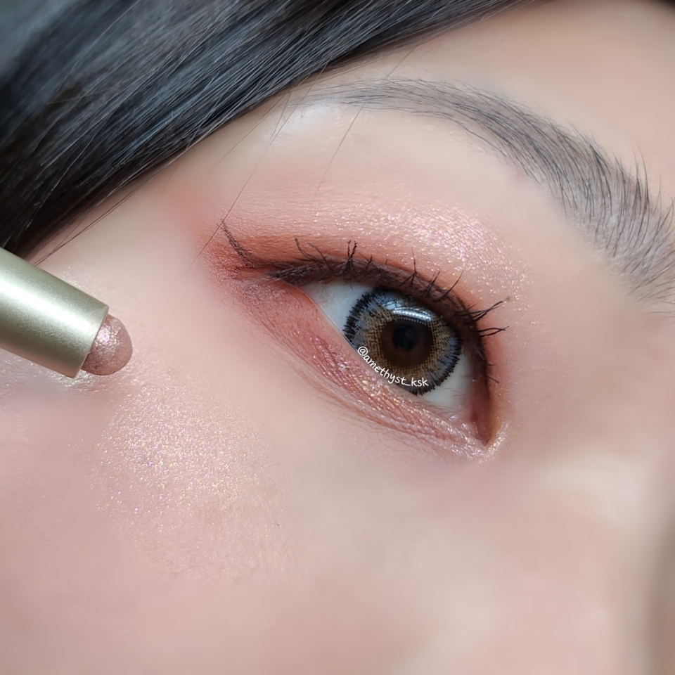 하이라이터 활용 컷.

펄이 하이라이터로 써도
부담스럽지 않으면서
존재감 있는 스타일이예요💗

하이라이터 귀찮아서 잘 안쓰는 편인데
요고 있으면 귀차니스트도 
브러쉬없이 하이라이터까지 챙길수 있답니다😊






