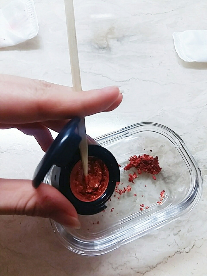 1.우선 통에 있는 섀도우를 뿌셔뿌셔 통에 담아주세요!