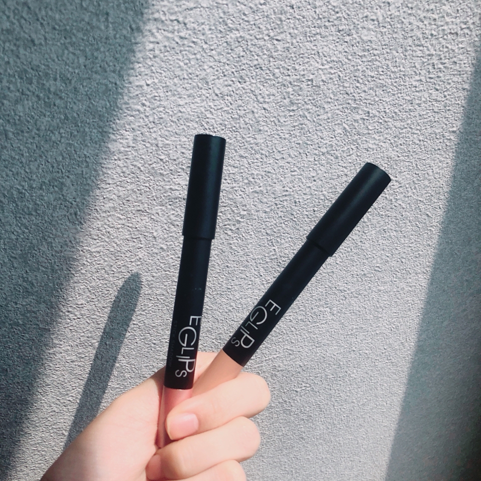 정가 11,000원 / 위메프에서 5,200원에 구매가능

처음에 1.5mm의 얇은 슬림 펜슬 아이라이너를 찾다가 이글립스라는 브랜드를 알게되었는데요! 삐아랑 같은곳에서 만든 브랜드더라구요! 그래서 그런지 가성비가 굉장히 좋았어요! 아이라이너와 함께 #09무드드림을 먼저 구매해서 사용해봤는데 만족해서 #06번 쉬폰드림도 구매했답니다!
이거 두개면 다른 섀도우는 필요없이 데일리로 딱입니다👍👍