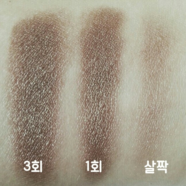 (*실제와 비슷한 색상을 위해 보정했습니다)

전 평소에 학교갈때 브러쉬에 살짝 묻혀서 아이라인 대용으로 씁니당. 아이라인 그린것 처럼 진하지않고 자연스럽게 [여기까지가 내눈이야!] 할 수있어요💕 아침에 아이라인 그리기 귀찮을때 저의 인생템입니다👍