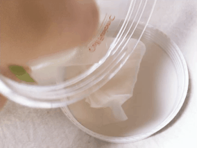 패드 뚜껑 부분에 화장솜을 올려놓고 그 위로 토너액을 부어주면 돼요!
그러면 간단하게 수분 스킨팩이 만들어진답니다....☆
모든 피부 타입이 다 해도 무난한 단계이긴 하지만, 진짜 속건조를 잘 느끼시거나 수분 부족을 잘 느끼는 분들이 이 단계를 거쳐주시면 좀 더 수분을 피부에 잘 전달할 수 있을거에요!