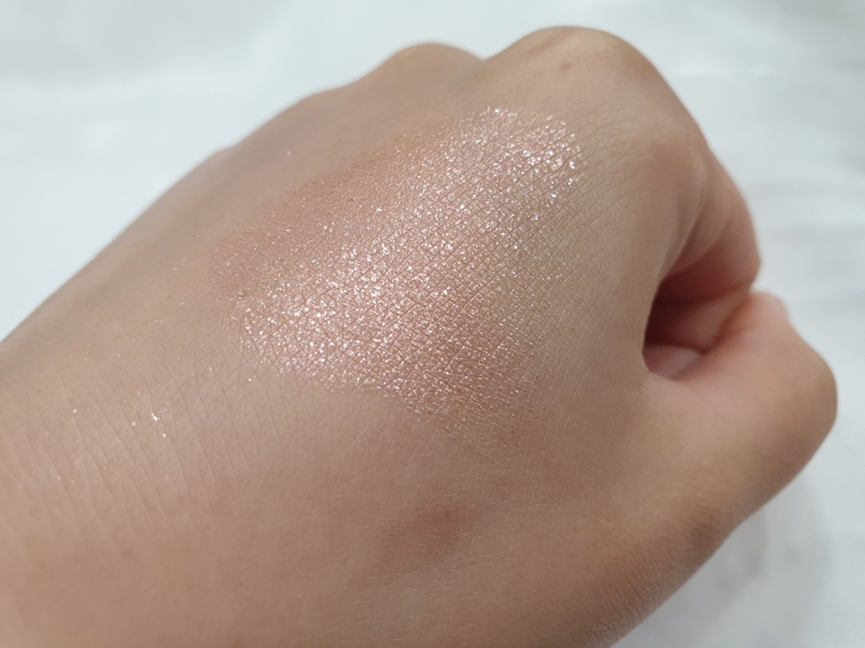 
퍼뜨리면 이런 식인데,
실제로는 흰색에가까운 연~~핑크 빛 펄감이 조금 더 눈에 띄어요. 핑크 베이스에 흰색에 가까운 핑크 펄이 콕 콕.

저렴이랑 확실히 다른게 픽싱력이 좋아서 펄이 이동하거나 화장이 무너지지 않아요.

