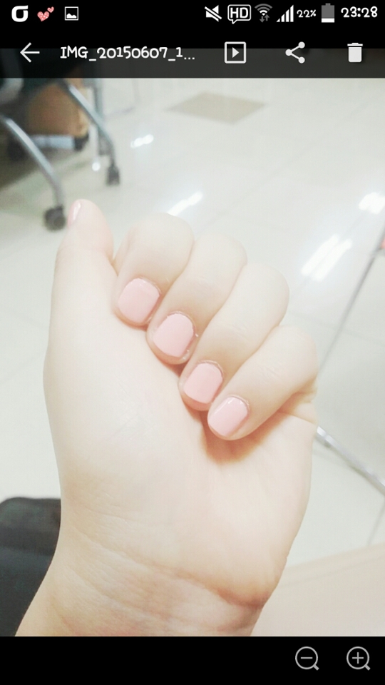 그리고 기른지 3개월째인 지금 모습이에요.
젤네일을 계속하다보니 손톱이 종잇장처럼 얇아져서
손톱강화제만 매일 발라주고 큐티클 제거해주면서 길렀어요!
아직도 갈길이 멀지만
손톱도 이젠 정말 단단해지고 바디도 전보다 많이 길고 곧아졌어요!
