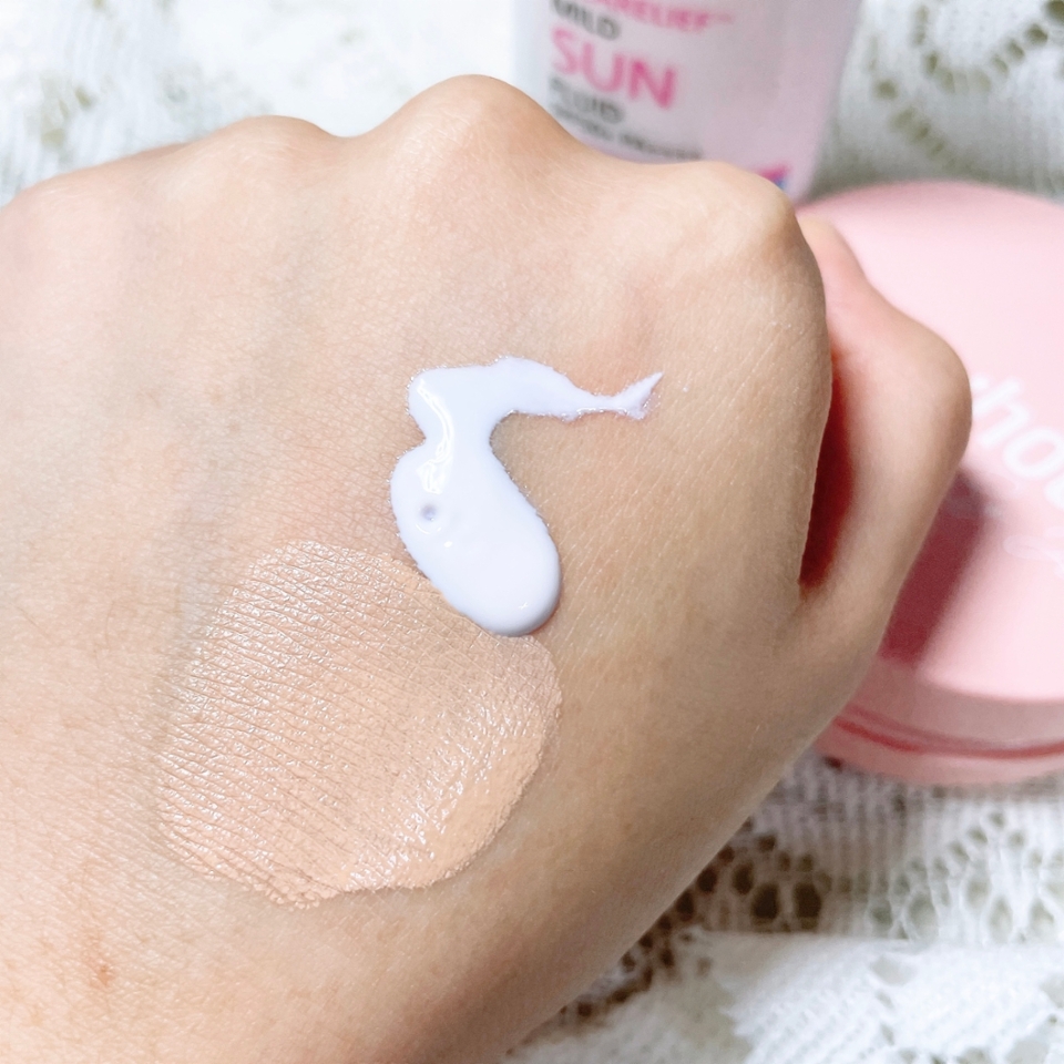 * 리얼베리어 선크림은 매우 연한 분홍빛을 띄는 선 플루이드 제형의 무기자차에요. 무기자차지만, 제형이 잘 흘러내리는 플루이드 타입이라 백탁없이 밀림없이 피부에 쉽게 쓱쓱 바를 수 있다는게 가장 좋아요!
넉넉한 양을 바르면 바를수록 피부 톤업도 약간 화사하게 보정되기 때문에 톤업 선 플루이드라고 생각하시면 돼요

* 반면, 제니하우스의 쿠션은 23호 컬러를 사용했는데요!
전 원래 약간 21-22호 정도의 컬러를 사용하는데, 23호는 제 기준에서 약간 좀 노란기돌고 차분하게 표현되더라구요...
그래서 그 점을 보완하기 위해서,,, 이 조합을 사용하게 됐어요

[톤업 선플루이드로 톤업을 화사하게 해서 피부톤을 좋게 만들고, 그 위에 23호 쿠션을 얹어 커버하면서 피부가 덜 칙칙하게 표현하는 것! 그게 바로 이 베이스 조합의 숨은 비밀...☆]