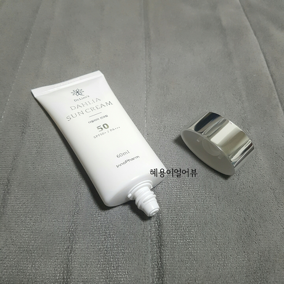 이 아이는, 짜서 쓰는 청결한 튜브 타입이에요!💓
어떤 선크림들은 펌핑타입/롤링타입이 있던데,
펌핑타입도 좋긴한데, 양조절이...제 압력에 따라서 좌지우지되는 게 힘들도라구요 ㅠ_ㅠ 롤링타입 베이스는 묻었는데 또 묻어서 완전 극혐!