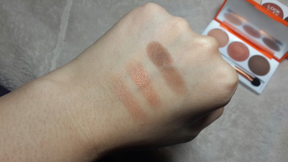 섀도우에서 보이는 색 그대로 발색되요ㅋㅋ 
왼쪽 베이스 색상은 살구빛 색상이에요ㅋ
가운데 오렌지 색상은 쨍한 오렌지보다는 브라운빛이 나는 오렌지로 광택감이 있어요ㅋㅋ
발색이 잘되는 편인데 오른쪽 진한 브라운색이 쫌 뭉치는 편이에요ㅋㅋ