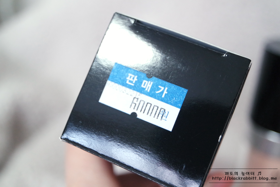 정가는 6...6마넌....
비싸긴 비싸요...덜덜 저렴한 로드샵 파데 3~4개 값이네요

백화점에서 컬러테스트를 받아보고 정가로 사셔도 되고..
저처럼 열심히 검색해보고 조금 저렴하게 온라인으로 사셔도 되고..

​선택은 자유!



