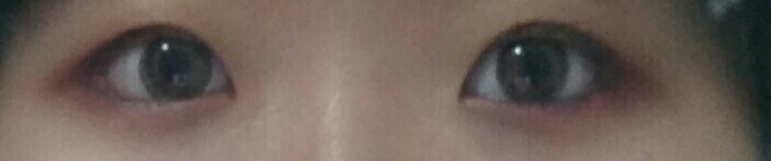 3.버건디 컬러의 섀도우릉 언더라인에 어느정도 진하게 바르고 쌍커플 라인해 옅게 칠해주세요.(저는 에뛰드 알싸한 와인버건디와 좀더 밝은 레드와인 섀도우를 같이 발라줬어요.)
4.블랙 아이라인으로 밑 점막을 채워주시고 끝에 눈끝과 가깝게 그려주세요.