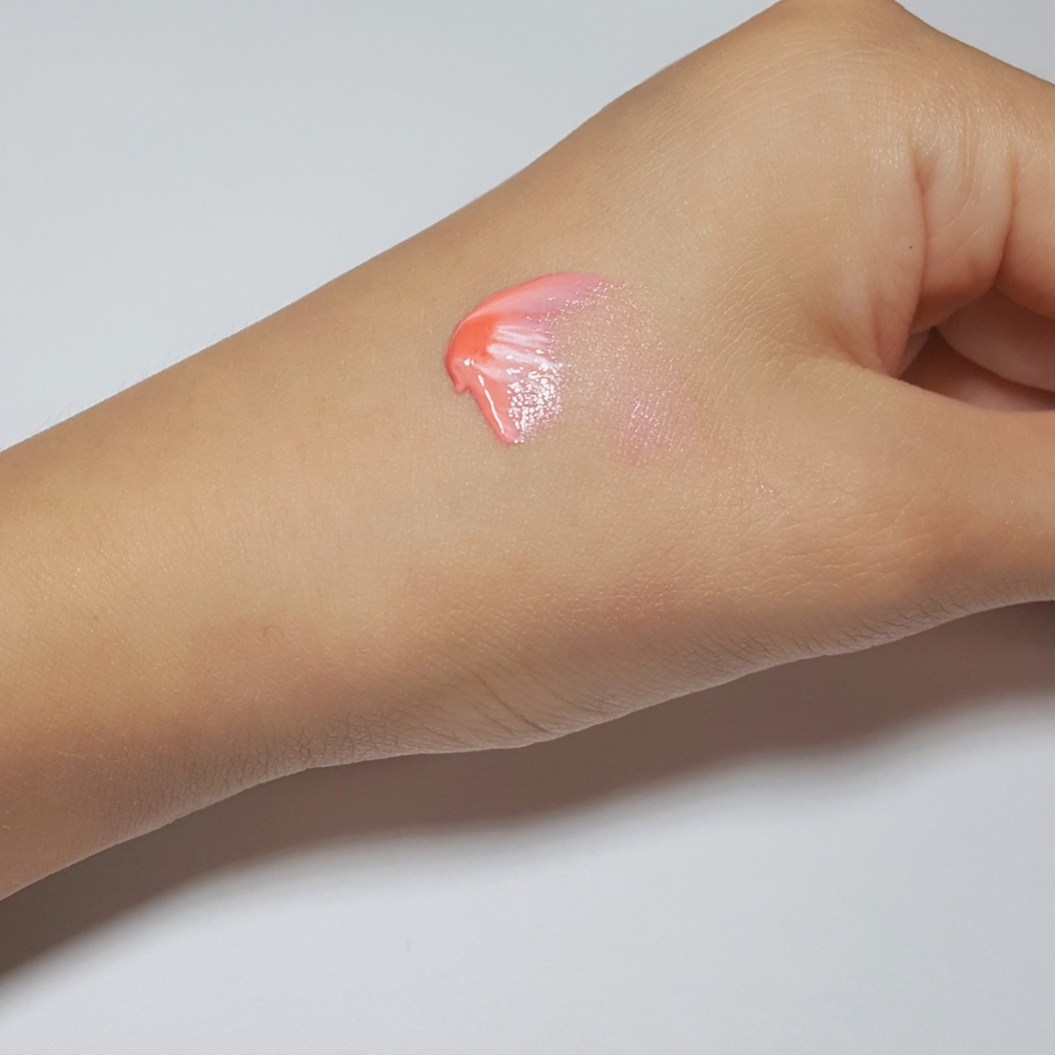 그럼 발색시작.

이만큼의 양을 팔 안쪽에 발색해볼게요