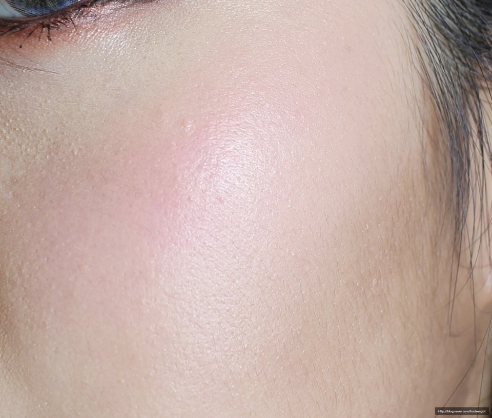 양 볼에 핑크 립스틱을 찍어서 손가락으로 톡톡 그라데이션 해줍니다!
볼에서 관자놀이 부분까지 사선으로 넓게 그라데이션 하는 것이 포인트!
사용제품 : #이글립스 레이첼
