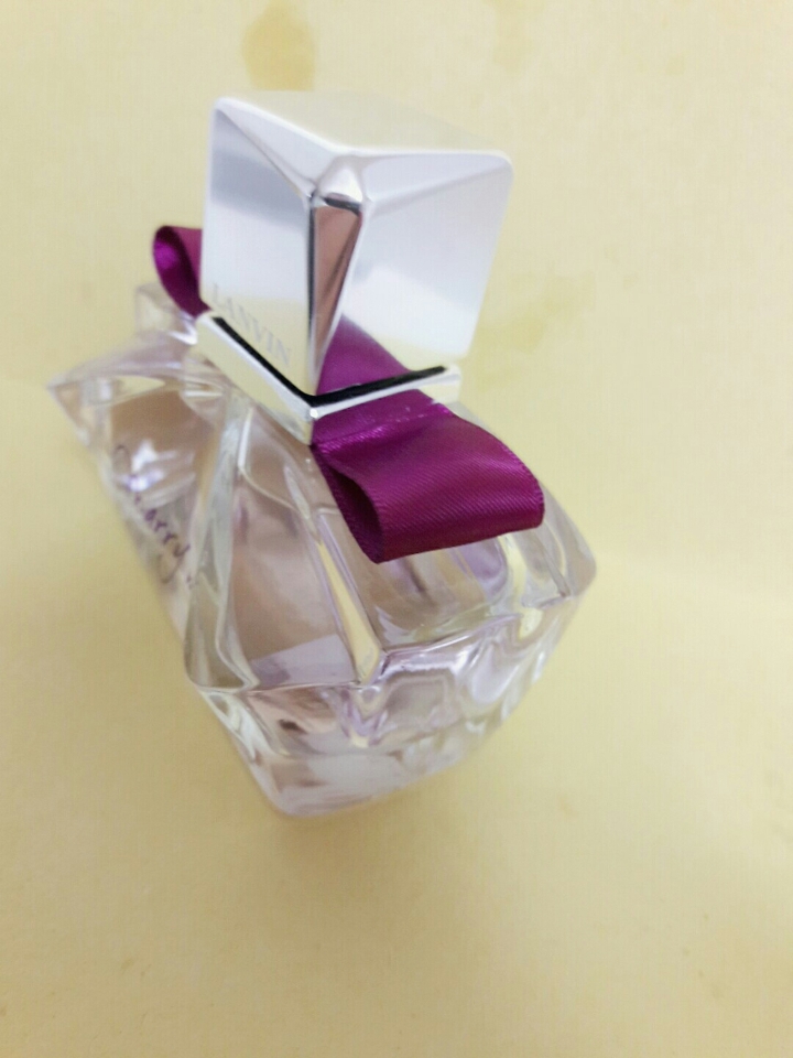 보라색 리본매듭과 향수액 색과 맞춰져있어 더욱 예쁜거 같아요~ 여성스러운 여리여리함