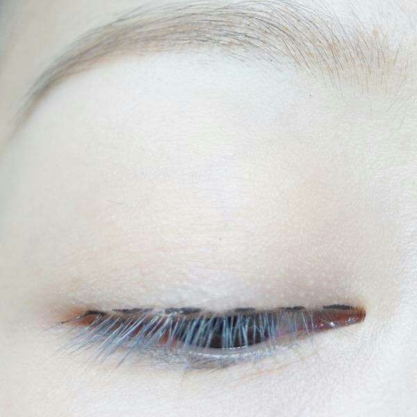 리퀴드아이라인은 그리기 어렵기때문에
점을 찍으신후 이어주세요~