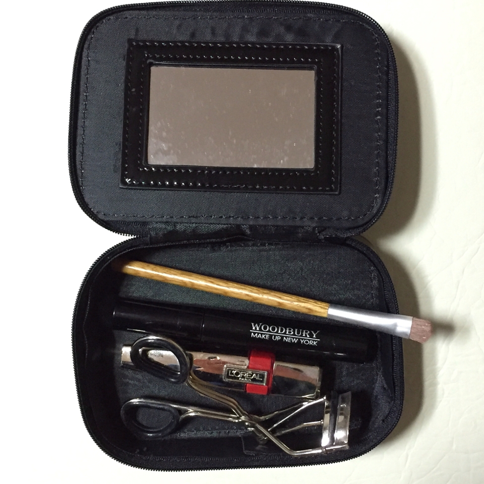 이건 파우치 크기를 비교하기 위해서
브러시, 마스카라, 립, 뷰러, 섀도우를 넣어봤는데
역시나 작아요ㅜㅜ 간단한거 넣기엔 좋을거 같네용

크기는 이거 보시면 대충 아실거에요~!