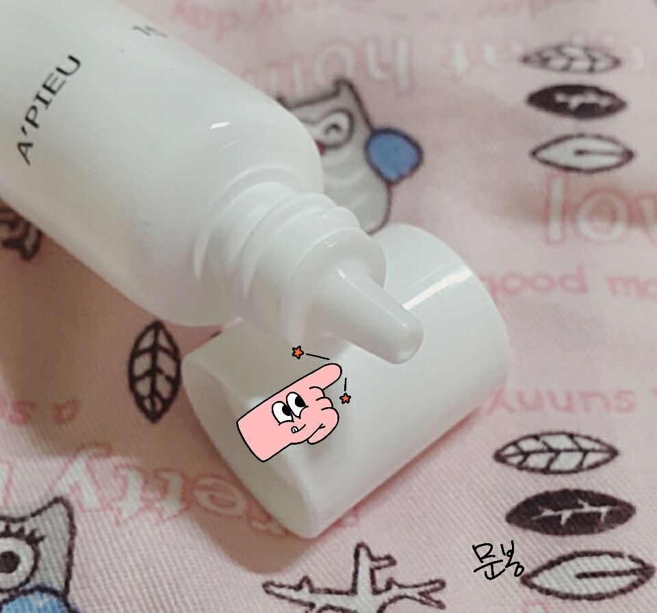 입구 부분이 작아서 양조절하기 쉬워요!
조금 짜서 바르고 뚜껑 닫고 다음날 보면 입구에 패치가 굳어있더라구요?
그래도 바로 굳은 거 떼어서 쓰면 돼요!