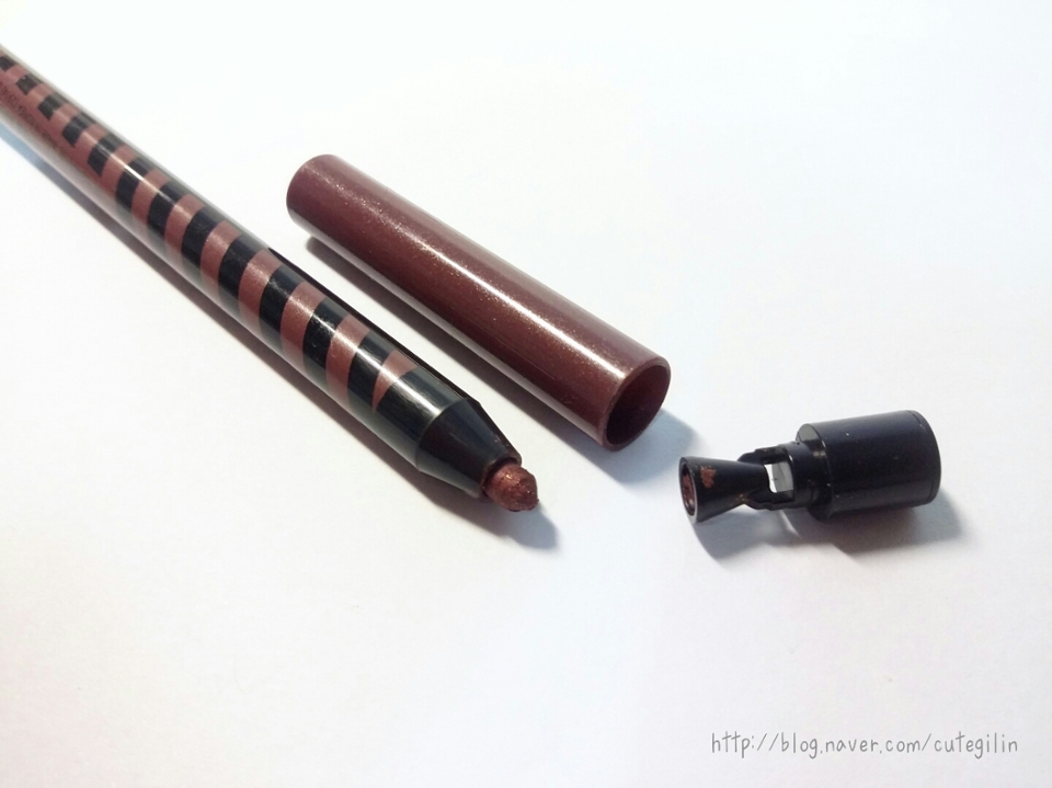 낮은 가격순으로 소개할게요.

아리따움 다이아몬드 아이펜슬 워터프루프
(5호 케이프루프)
정가: 5000원/ 구입처: 아리따움

색상은  8가지 있습니다!

오토 타입이고, 내장샤프너가 있습니다.