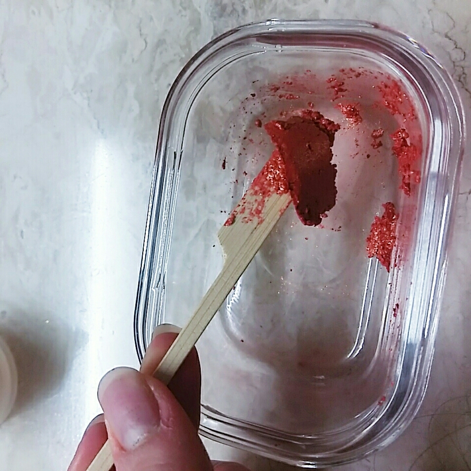 이렇게 뭉쳐질 정도만요! 너무 적게넣으시면 효과가 없구 너무 많이 넣으시면 묽어서 사용하기 힘드실거에요 ㅜ