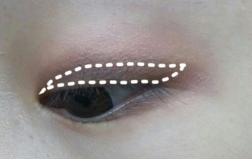 다음 초콜릿색 섀도우로쌍커풀라인위에 발라주고 자연스럽게 문질러줍니다.
더페이스샵-룩앳마이아이즈 24초콜릿