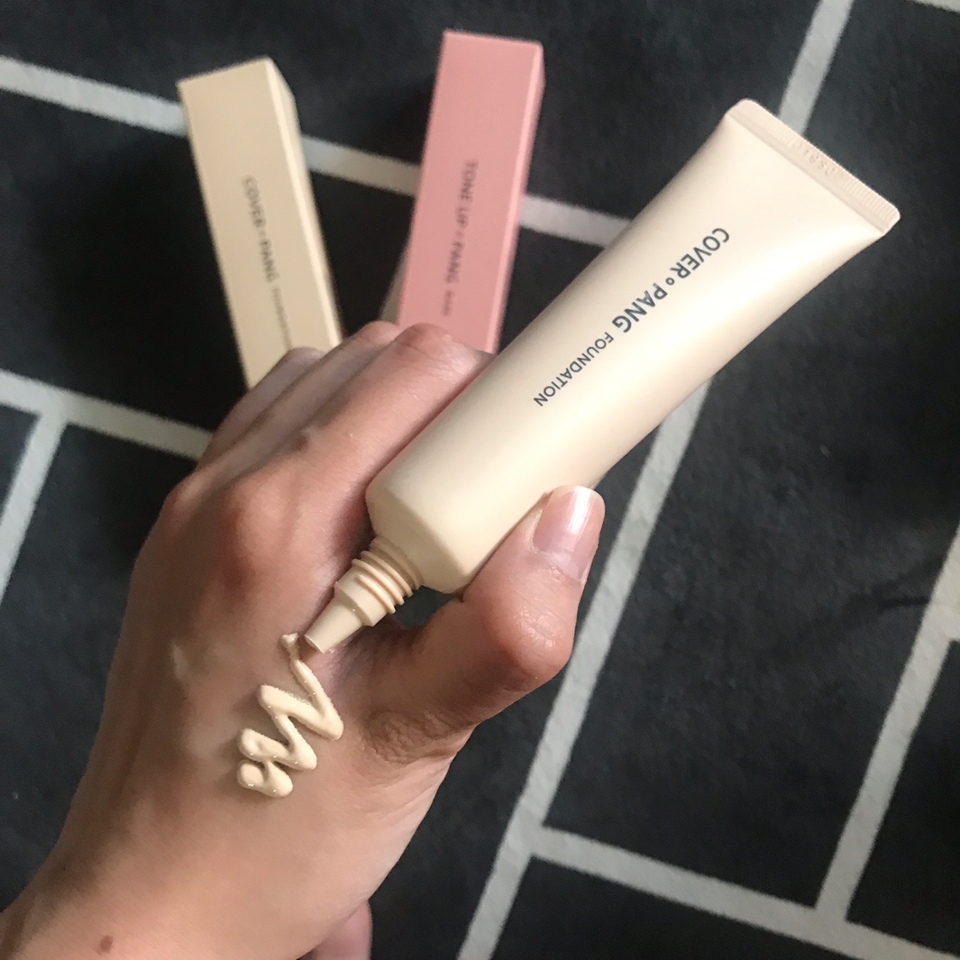 형태를 유지하는 젤~크림 같은 제형입니당👍🏻
밀착력 있는 제형으로
너무 막 흐르거나
되직하지도 않고 딱 적절한것 같아요!