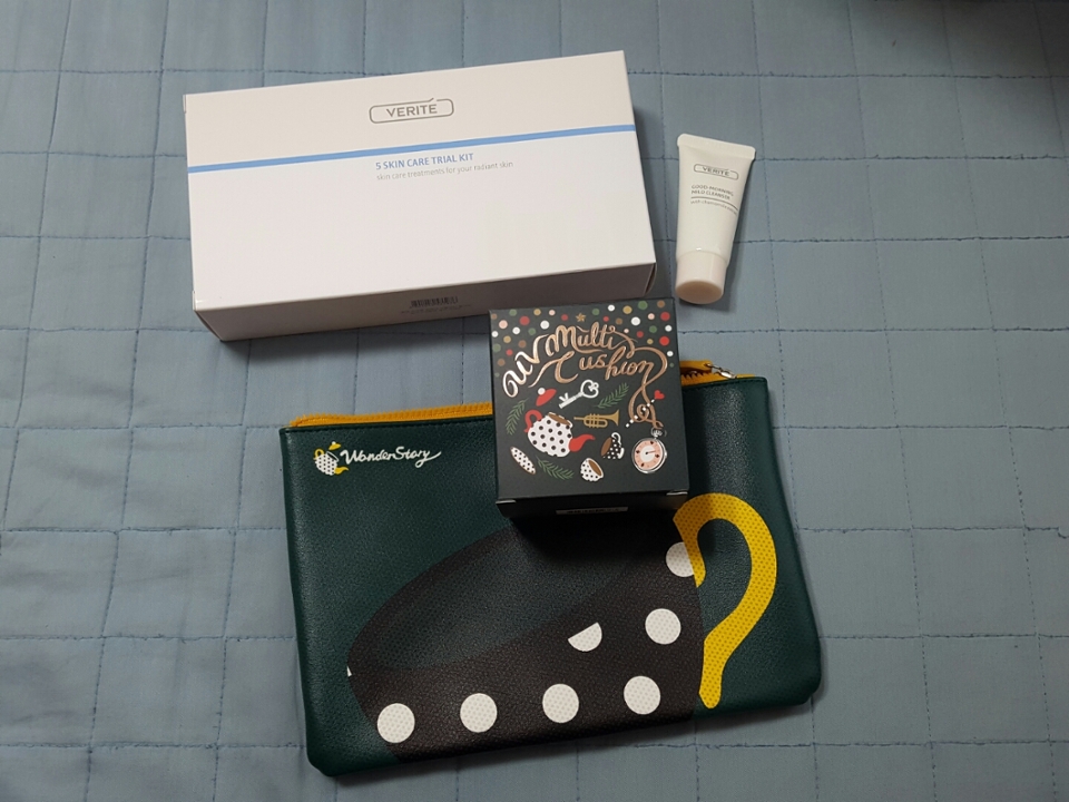 오늘 도착하자마자 사진부터 찍었어요😃
샘플 + 파우치 +본품