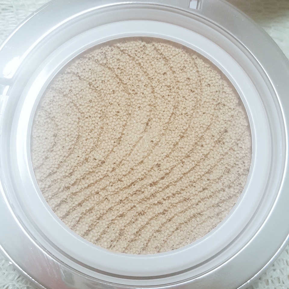 파데가 적셔져 있는 스펀지도
밋밋한 민자가 아니라
잔잔한 물결처럼 모양이 나 있어요.