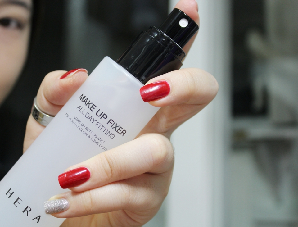 사용방법은 간단해요! 

언제라도 메이크업을 고정시키거나 충분한 수분을 공급해 주고 싶을 때! 

20CM 정도 떨어진 곳에서 가볍게 원을 그려 분사해서 그대로 건조시켜주거나 부채질을 하여 제품을 흡수시켜 주면 끝이랍니다 ㅎㅎ
