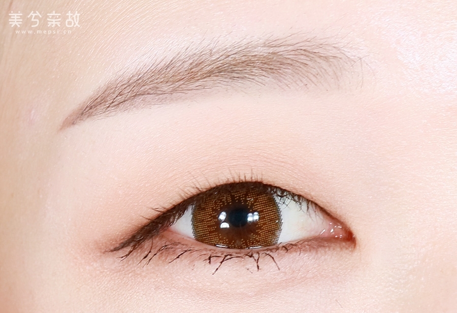 웃을 때는 이렇게 반달모양이 돼요 XD
과하지 않으면서 눈이 커보이는 음영 메이크업 !
