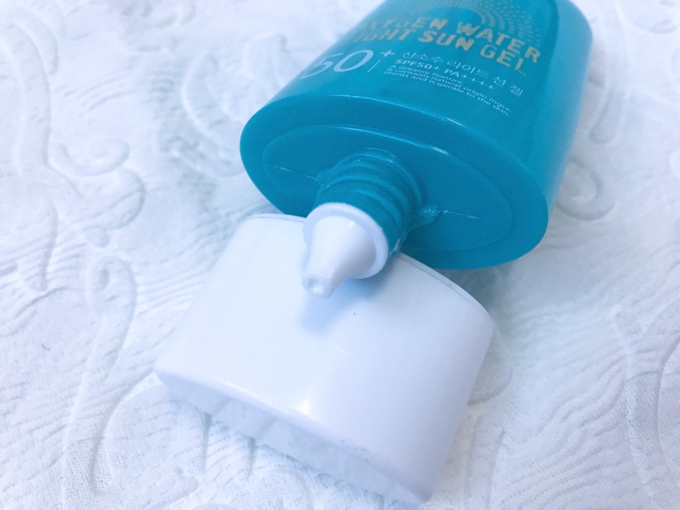 이 제품은 제주 산소수 함유로 수분감도 좋고

SPF50+ PA++++로 UVB와 UVA를 
즉각적으로 차단해주는 스마트 선케어라고 해요!


입구 부분이 슬림해서 양 조절 하기도 너무 좋아요!
처음 구매했을때 왠지 모르게 
선인장 같다고 느꼈어요 🌵뜬금없죠? 헷


