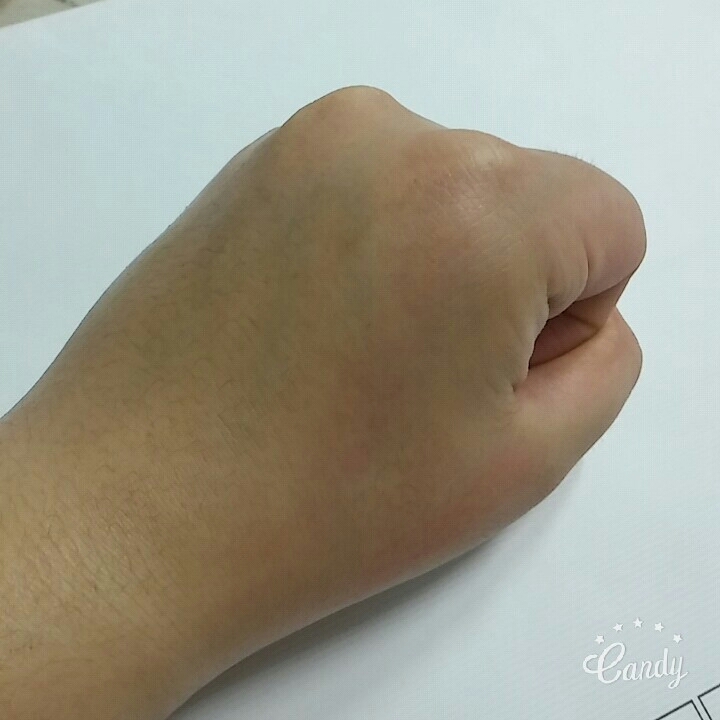 유분감을 주려고 핸드크림을 발라봤어요
사진에는 별...티가안나지만 실제로는 티가나요😅