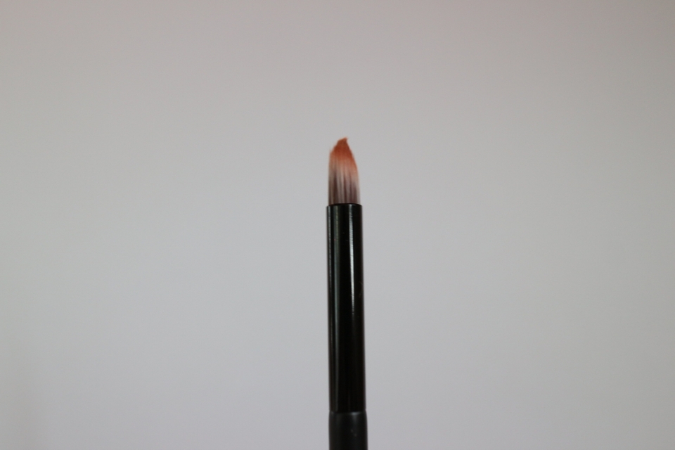 브러쉬로 바르니 가루날림이 생기더라구용
손으로 바르는게 더 좋은거 같아요