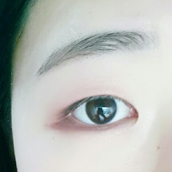 눈썹을 메우고 눈 위에 골드펄 붉은 섀도우를 올려줍니당

#아리따움 모노아이즈 레드플레임