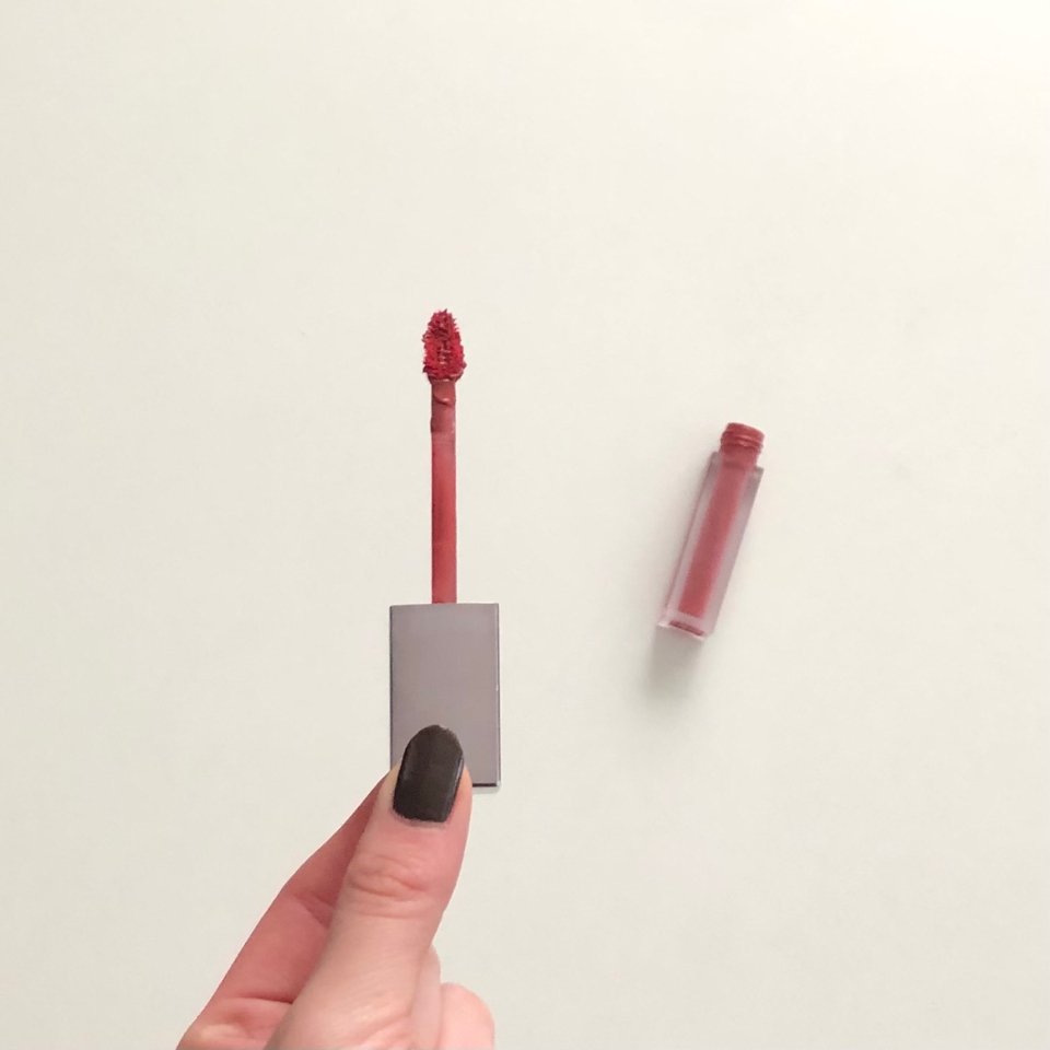 -블랙루즈 에어 핏 벨벳틴트 내숭떠는로즈
제가 아주아주 잘 사용하고 있는 효자템이죠.
두통째 사용중인데요•••
예전만큼 많이 사용하지는 않지만 그래도 꾸준히 ~~ 바르는 제품이예요 ㅎㅎ