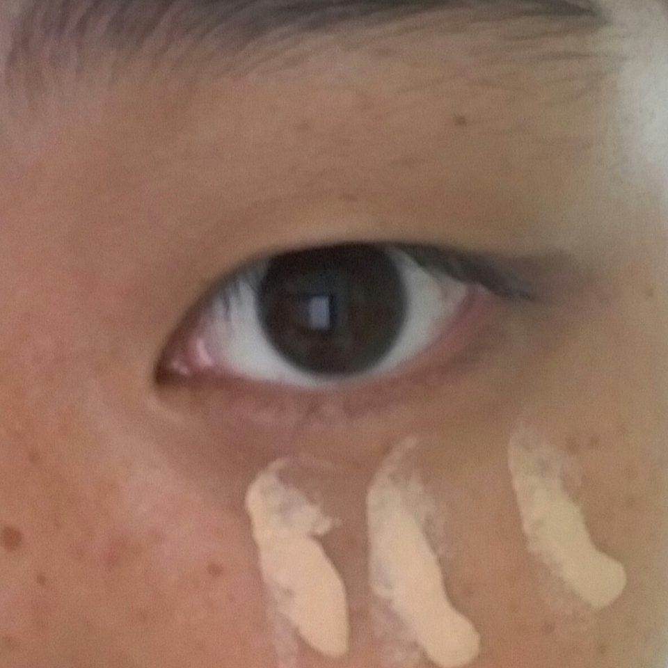 생눈이구요 눈이약간 큰편이여서 꼭 쌍액안해두되는데 섀도우바를땐 쌍커풀있는게훨씬예쁘더라구요..헣 그래서 일단 눈주위유분을 쿠션으로 잡아줬어요