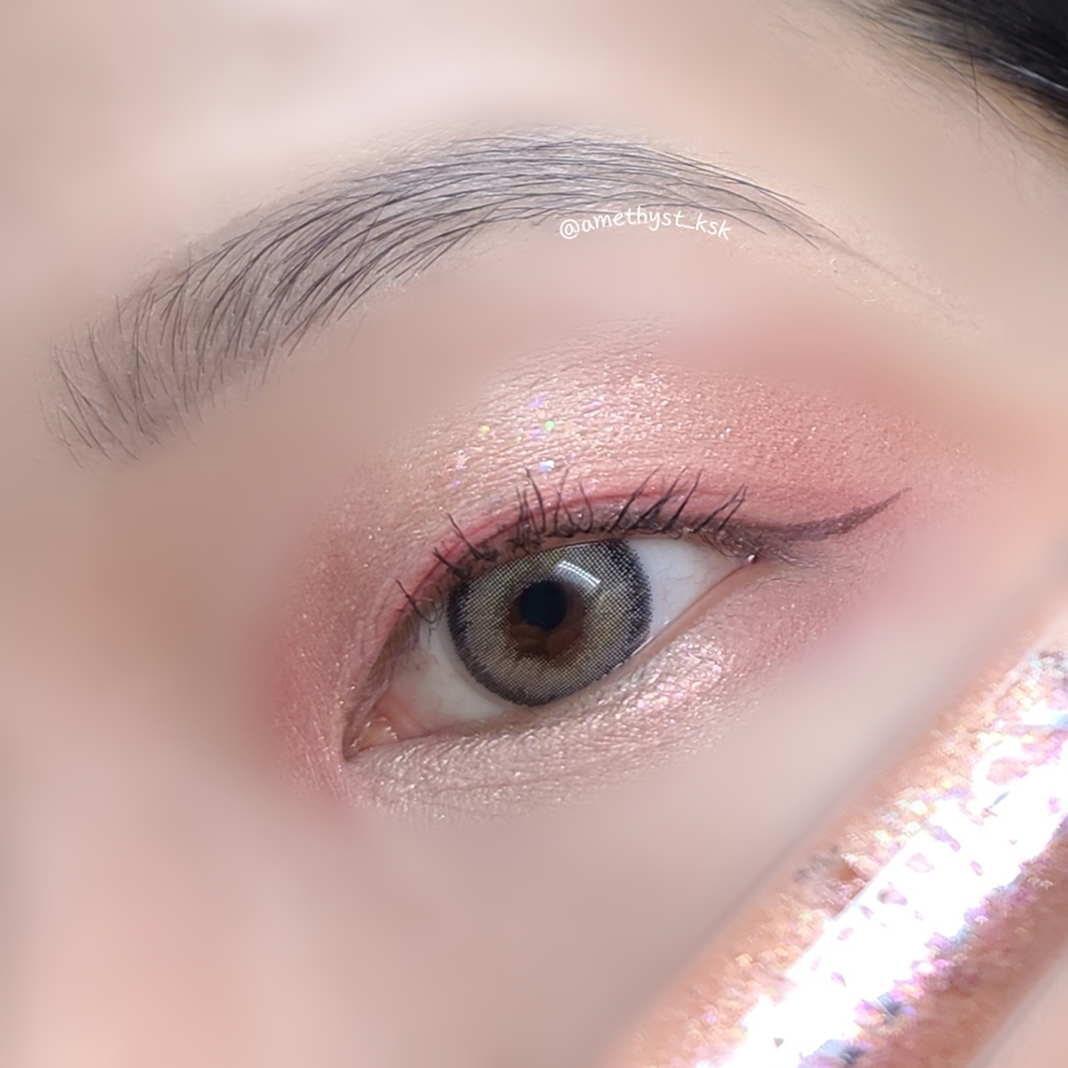 어떠셨나요?!
무쌍분들의 공감을 끌어낼 수 있는 메이크업이 되었으면 좋겠네용 ㅎㅎ
원래는 좀 더 화려하게 하려고 하다가.. 이즘만 했는데..사진찍다 지쳐서...🥲 더 화려하고 싶다면, 펄을 많이 올리시면 될거같아요!!

포스팅 봐주셔서 감사합니다 ❣ 
메리 크리스마스🎄🎆
기타 궁금한 점은 댓글로 물어봐주세용💕

#무쌍메이크업 #motd #eotd #MOTD 