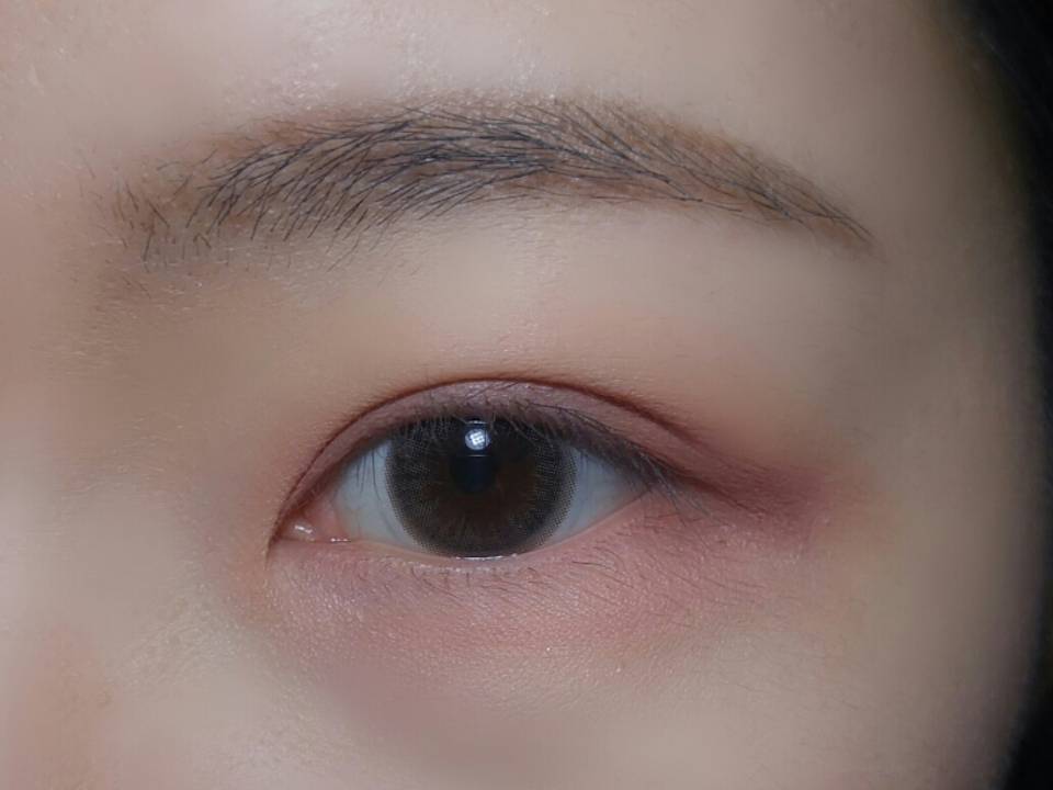 감자기 확! 눈이 선명해진 느낌이 드시나요? 요 컬러가 약간 눈을 선명하면서도 여리여리해보이게 해주는 진짜 메인컬러에요😍😍