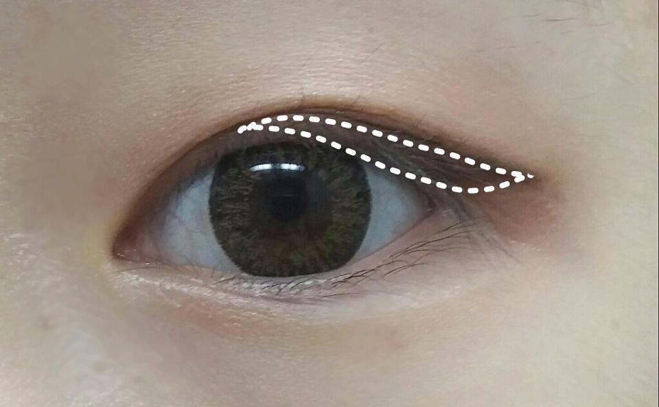 다음 고동색이 도는 젤 타입의 아이라인을 브러쉬로 눈꼬리부터 쭉 빼서 끝부분을 살짝 올려줍니다.
에뛰드하우스의 스윗레시피 초콜릿스머지라이너 2호 밀크 초코브라운을 사용했어요 ㅎㅎ💕