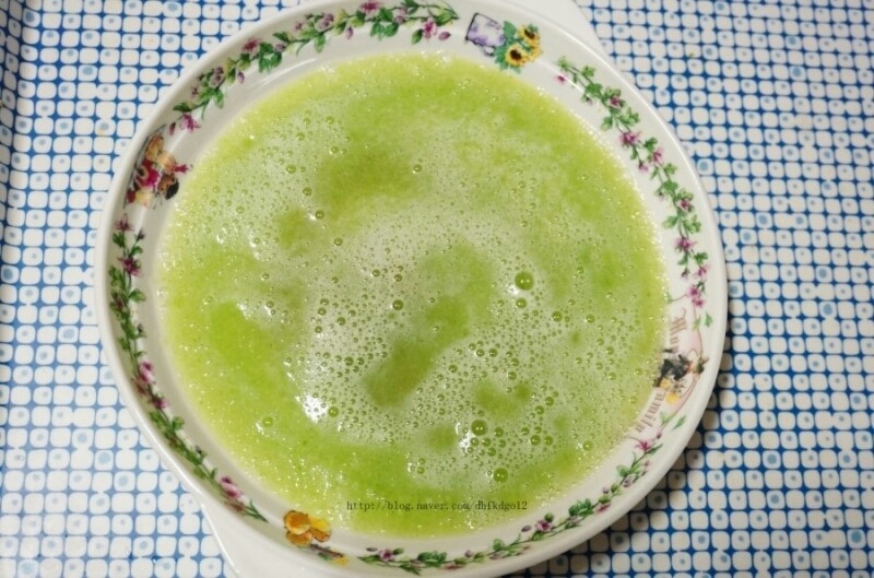 곱게간 오이를 그릇에 옮겨담아