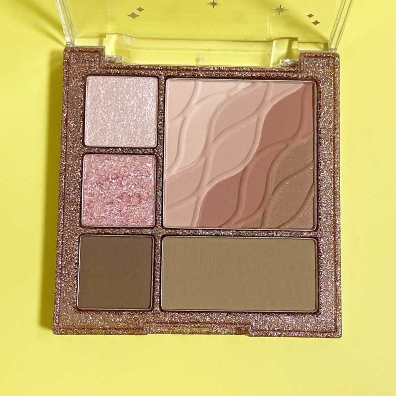 제품의 내용물입니다.
제품은 매트부터 글리터까지 모든 쉐이드가 있어요.

​03 #러블리큐브 컬러는
전체적으로 핑크빛이 도는 컬러입니다.

​쉐딩 컬러를 제외한
모든 컬러에 핑크빛이 섞여 있어요.