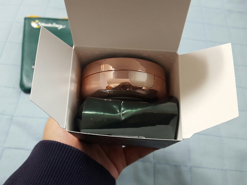 박스안에 쿠션파데랑 리필 한개씩 들어있구요~