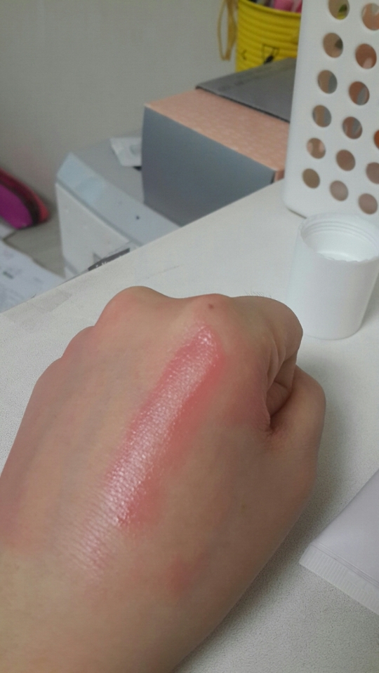 그냥 물처럼 흘러내릴 줄 알았는데, 오오~ 촉촉해요!! 건성분들께 꼭 필요한 블러셔!!!