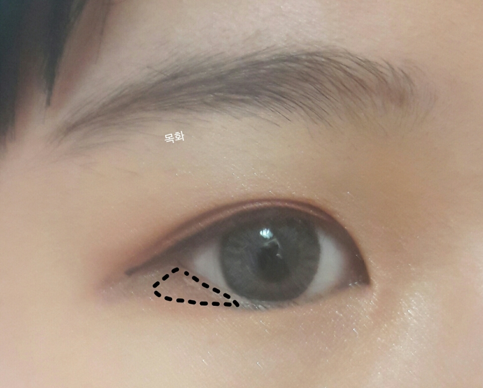 에뛰드-취해버린 와인단풍

방금바른섀도우보다 더 어두운색상으로 언더삼각존운 채워줍니다
